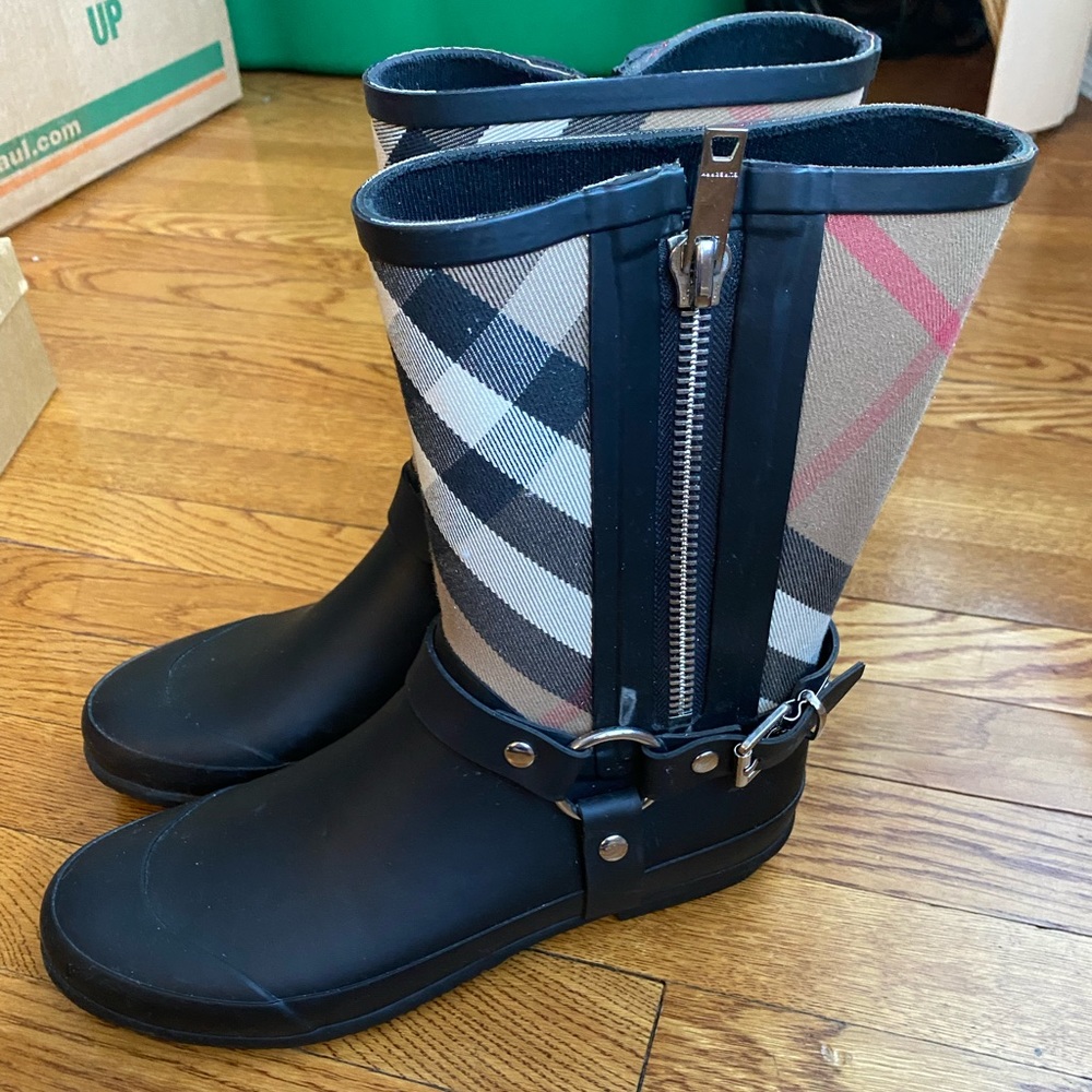 Burberry rain boots size 9